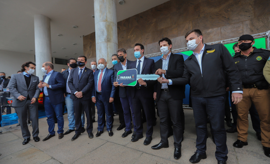 Entrega Viaturas O Governo do Paraná reforça o planejamento de renovação da frota de veículos das forças de segurança pública. Nesta quarta-feira (11), o governador Carlos Massa Ratinho Junior entregou novas viaturas para a Policia Militar, Policia Civil e Corpo de Bombeiros.Curitiba, 11/08/2021. Foto: Geraldo Bubniak/AEN