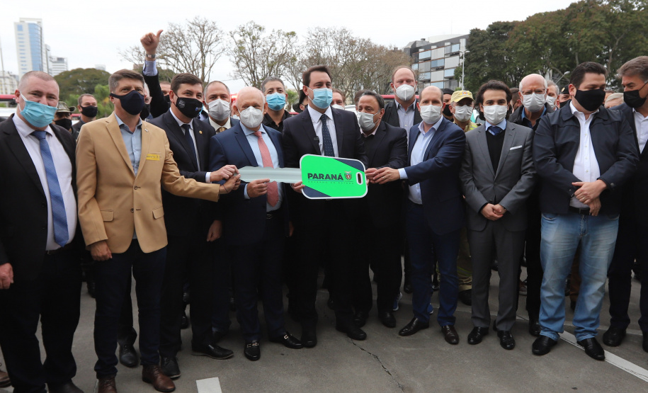 Entrega Viaturas O Governo do Paraná reforça o planejamento de renovação da frota de veículos das forças de segurança pública. Nesta quarta-feira (11), o governador Carlos Massa Ratinho Junior entregou novas viaturas para a Policia Militar, Policia Civil e Corpo de Bombeiros.Curitiba, 11/08/2021. Foto: Geraldo Bubniak/AEN