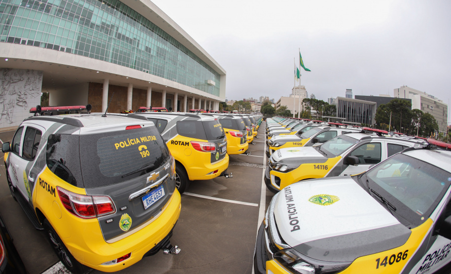 Entrega Viaturas O Governo do Paraná reforça o planejamento de renovação da frota de veículos das forças de segurança pública. Nesta quarta-feira (11), o governador Carlos Massa Ratinho Junior entregou novas viaturas para a Policia Militar, Policia Civil e Corpo de Bombeiros.Curitiba, 11/08/2021. Foto: Geraldo Bubniak/AEN