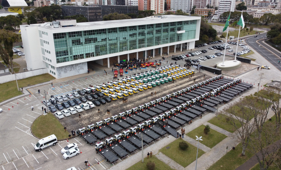 O Governo do Paraná reforça o planejamento de renovação da frota de veículos das forças de segurança pública. Nesta quarta-feira (11), o governador Carlos Massa Ratinho Junior entregou novas viaturas para a Policia Militar, Policia Civil e Corpo de Bombeiros.  -  Curitiba, 11/08/2021  -  Foto: Ari Dias/AEN