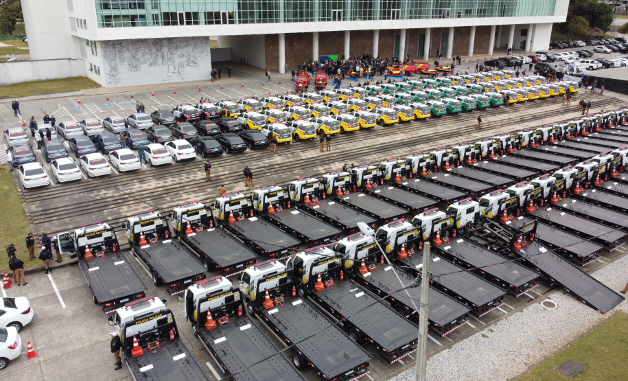O Governo do Paraná reforça o planejamento de renovação da frota de veículos das forças de segurança pública. Nesta quarta-feira (11), o governador Carlos Massa Ratinho Junior entregou novas viaturas para a Policia Militar, Policia Civil e Corpo de Bombeiros.  -  Curitiba, 11/08/2021  -  Foto: Ari Dias/AEN