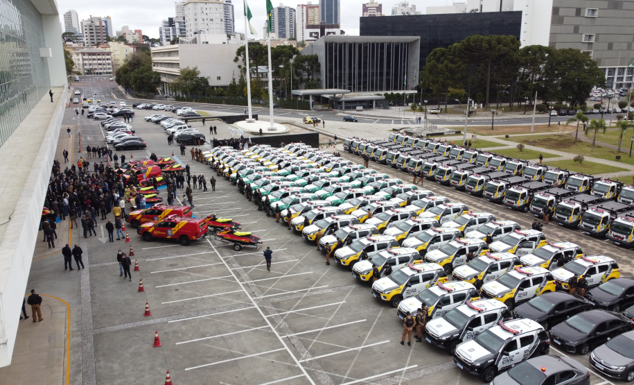 O Governo do Paraná reforça o planejamento de renovação da frota de veículos das forças de segurança pública. Nesta quarta-feira (11), o governador Carlos Massa Ratinho Junior entregou novas viaturas para a Policia Militar, Policia Civil e Corpo de Bombeiros.  -  Curitiba, 11/08/2021  -  Foto: Ari Dias/AEN
