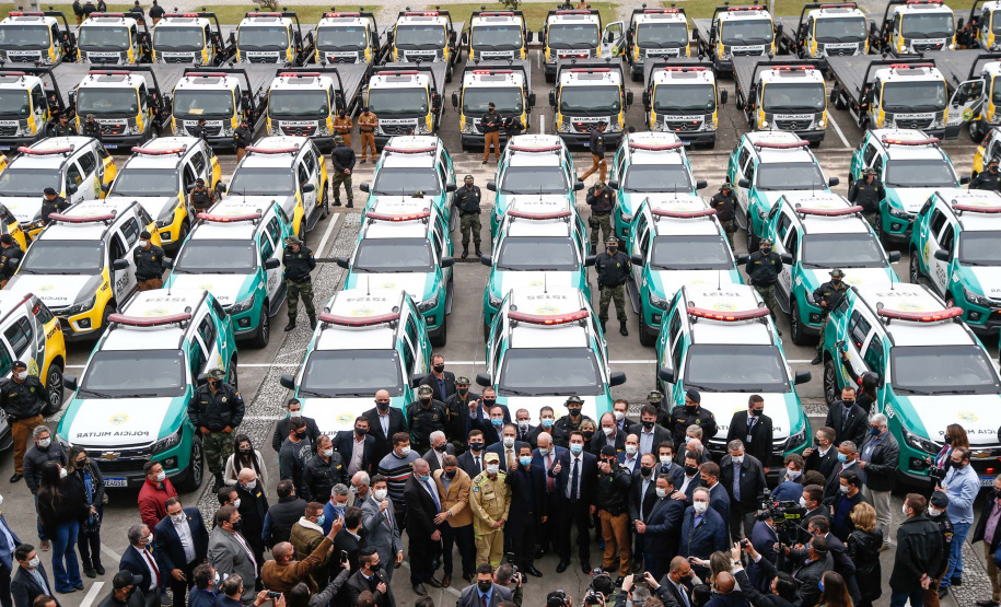 O Governo do Paraná reforça o planejamento de renovação da frota de veículos das forças de segurança pública. Nesta quarta-feira (11), o governador Carlos Massa Ratinho Junior entregou novas viaturas para a Policia Militar, Policia Civil e Corpo de Bombeiros.Curitiba, 11/08/2021. Foto: Jonathan Campos/AEN