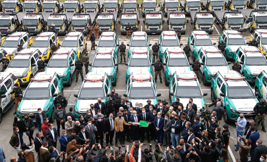 O Governo do Paraná reforça o planejamento de renovação da frota de veículos das forças de segurança pública. Nesta quarta-feira (11), o governador Carlos Massa Ratinho Junior entregou novas viaturas para a Policia Militar, Policia Civil e Corpo de Bombeiros.Curitiba, 11/08/2021. Foto: Jonathan Campos/AEN