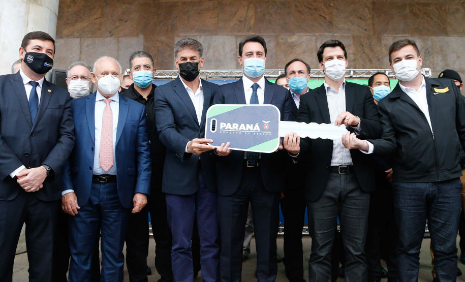 O Governo do Paraná reforça o planejamento de renovação da frota de veículos das forças de segurança pública. Nesta quarta-feira (11), o governador Carlos Massa Ratinho Junior entregou novas viaturas para a Policia Militar, Policia Civil e Corpo de Bombeiros.Curitiba, 11/08/2021. Foto: Jonathan Campos/AEN