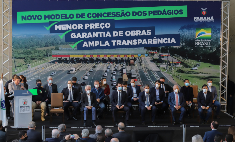 O governador Carlos Massa Ratinho Junior e o ministro da Infraestrutura, Tarcísio Gomes de Freitas, apresentam, os detalhes da nova concessão de 3,3 mil quilômetros de rodovias do Paraná.  Curitiba, 11/08/2021. Foto: Geraldo Bubniak/AEN