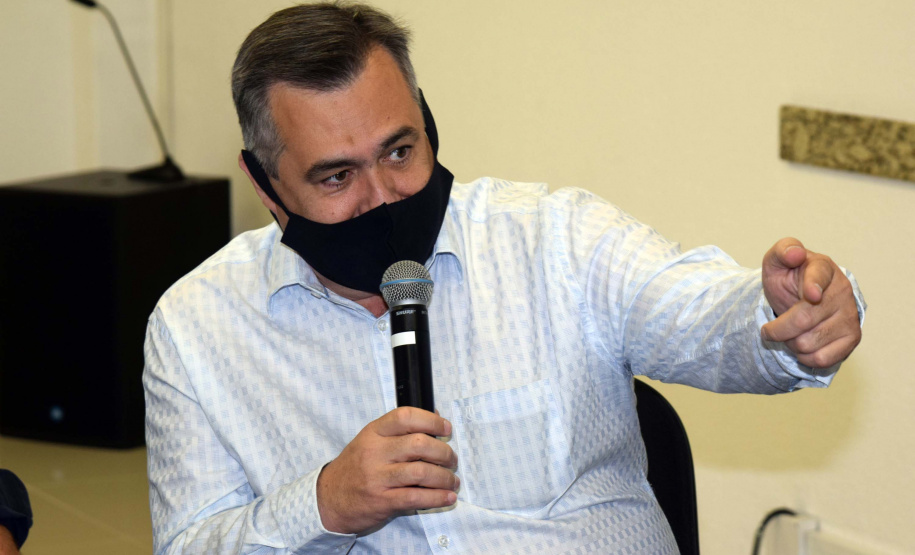 O secretário de Estado da Saúde, Beto Preto, recebeu hoje (11) os prefeitos da região de Maringá para discutir o fortalecimento do Samu Norte Novo, vacinação contra a Covid-19 e tratativas para liberação de recursos já aprovados para o Consórcio Público Intermunicipal de Saúde do Setentrião Paranaense (Cisamusep).Foto: Américo Antonio/SESA