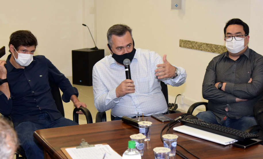 O secretário de Estado da Saúde, Beto Preto, recebeu hoje (11) os prefeitos da região de Maringá para discutir o fortalecimento do Samu Norte Novo, vacinação contra a Covid-19 e tratativas para liberação de recursos já aprovados para o Consórcio Público Intermunicipal de Saúde do Setentrião Paranaense (Cisamusep).Foto: Américo Antonio/SESA