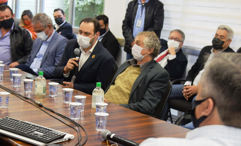 O secretário de Estado da Saúde, Beto Preto, recebeu hoje (11) os prefeitos da região de Maringá para discutir o fortalecimento do Samu Norte Novo, vacinação contra a Covid-19 e tratativas para liberação de recursos já aprovados para o Consórcio Público Intermunicipal de Saúde do Setentrião Paranaense (Cisamusep).Foto: Américo Antonio/SESA