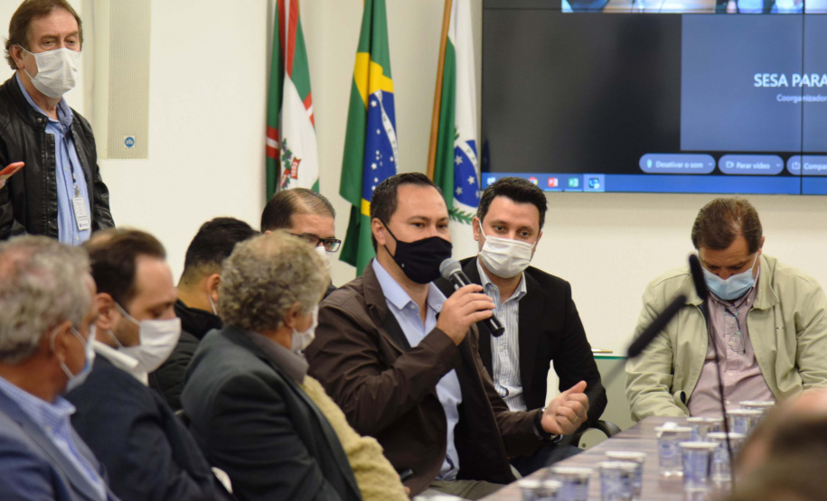 O secretário de Estado da Saúde, Beto Preto, recebeu hoje (11) os prefeitos da região de Maringá para discutir o fortalecimento do Samu Norte Novo, vacinação contra a Covid-19 e tratativas para liberação de recursos já aprovados para o Consórcio Público Intermunicipal de Saúde do Setentrião Paranaense (Cisamusep).Foto: Américo Antonio/SESA