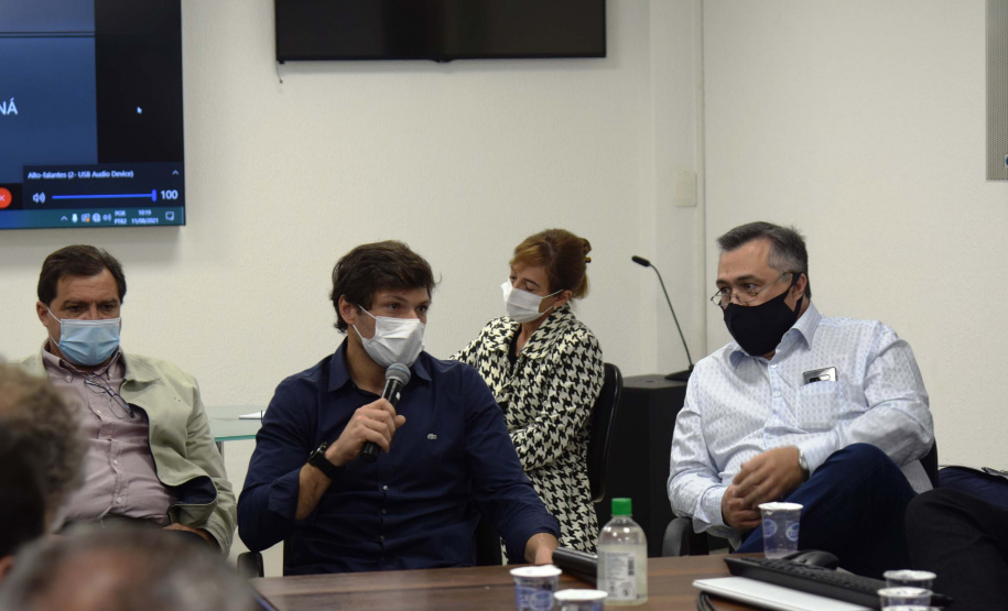 O secretário de Estado da Saúde, Beto Preto, recebeu hoje (11) os prefeitos da região de Maringá para discutir o fortalecimento do Samu Norte Novo, vacinação contra a Covid-19 e tratativas para liberação de recursos já aprovados para o Consórcio Público Intermunicipal de Saúde do Setentrião Paranaense (Cisamusep).Foto: Américo Antonio/SESA