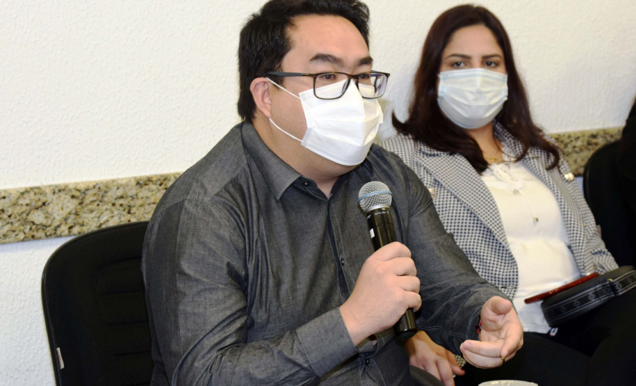 O secretário de Estado da Saúde, Beto Preto, recebeu hoje (11) os prefeitos da região de Maringá para discutir o fortalecimento do Samu Norte Novo, vacinação contra a Covid-19 e tratativas para liberação de recursos já aprovados para o Consórcio Público Intermunicipal de Saúde do Setentrião Paranaense (Cisamusep).Foto: Américo Antonio/SESA