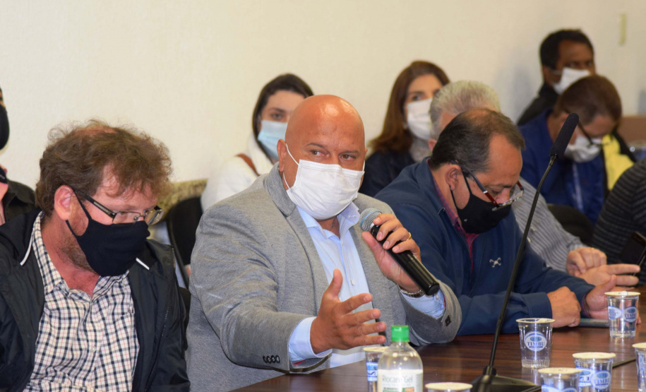 O secretário de Estado da Saúde, Beto Preto, recebeu hoje (11) os prefeitos da região de Maringá para discutir o fortalecimento do Samu Norte Novo, vacinação contra a Covid-19 e tratativas para liberação de recursos já aprovados para o Consórcio Público Intermunicipal de Saúde do Setentrião Paranaense (Cisamusep).Foto: Américo Antonio/SESA