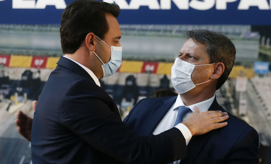 O governador Carlos Massa Ratinho Junior e o ministro da Infraestrutura, Tarcísio Gomes de Freitas, apresentam, os detalhes da nova concessão de 3,3 mil quilômetros de rodovias do Paraná. Foto: Jonathan Campos/AEN