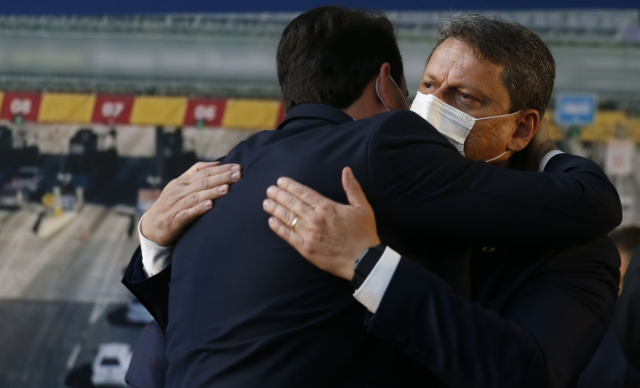 O governador Carlos Massa Ratinho Junior e o ministro da Infraestrutura, Tarcísio Gomes de Freitas, apresentam, os detalhes da nova concessão de 3,3 mil quilômetros de rodovias do Paraná. Foto: Jonathan Campos/AEN