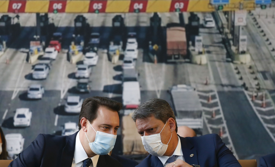 O governador Carlos Massa Ratinho Junior e o ministro da Infraestrutura, Tarcísio Gomes de Freitas, apresentam, os detalhes da nova concessão de 3,3 mil quilômetros de rodovias do Paraná. Foto: Jonathan Campos/AEN