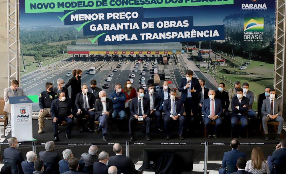 O governador Carlos Massa Ratinho Junior e o ministro da Infraestrutura, Tarcísio Gomes de Freitas, apresentam, os detalhes da nova concessão de 3,3 mil quilômetros de rodovias do Paraná. Foto: Ari Dias/AEN