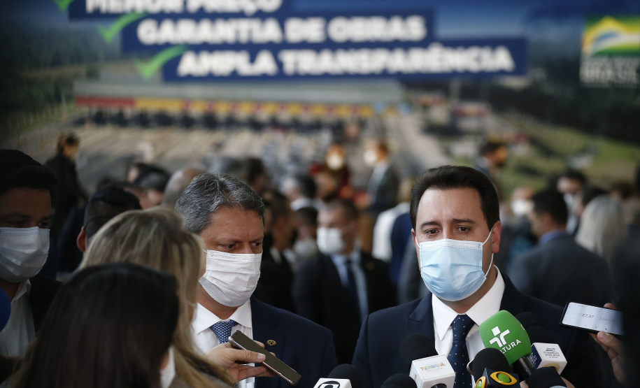 O governador Carlos Massa Ratinho Junior e o ministro da Infraestrutura, Tarcísio Gomes de Freitas, apresentam, os detalhes da nova concessão de 3,3 mil quilômetros de rodovias do Paraná.   Foto: Jonathan Campos/AEN
