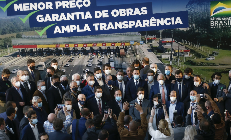 O governador Carlos Massa Ratinho Junior e o ministro da Infraestrutura, Tarcísio Gomes de Freitas, apresentam, os detalhes da nova concessão de 3,3 mil quilômetros de rodovias do Paraná.   Foto: Jonathan Campos/AEN