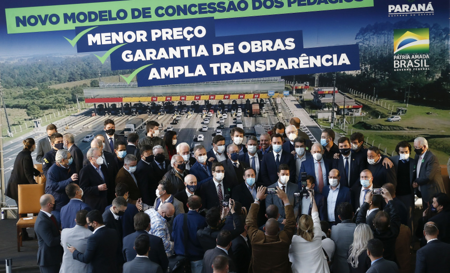 O governador Carlos Massa Ratinho Junior e o ministro da Infraestrutura, Tarcísio Gomes de Freitas, apresentam, os detalhes da nova concessão de 3,3 mil quilômetros de rodovias do Paraná.   Foto: Jonathan Campos/AEN