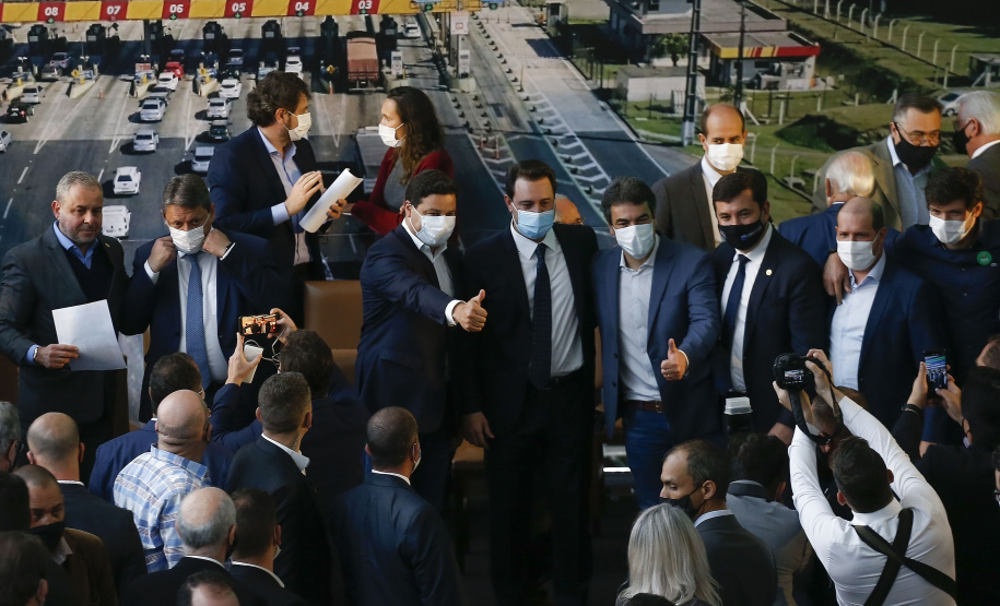 O governador Carlos Massa Ratinho Junior e o ministro da Infraestrutura, Tarcísio Gomes de Freitas, apresentam, os detalhes da nova concessão de 3,3 mil quilômetros de rodovias do Paraná.   Foto: Jonathan Campos/AEN