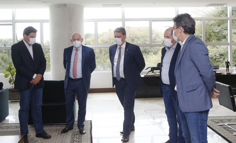 O governador Carlos Massa Ratinho Junior e o ministro da Infraestrutura, Tarcísio Gomes de Freitas, apresentam, os detalhes da nova concessão de 3,3 mil quilômetros de rodovias do Paraná.   Foto: Jonathan Campos/AEN