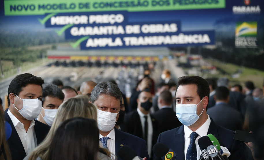 O governador Carlos Massa Ratinho Junior e o ministro da Infraestrutura, Tarcísio Gomes de Freitas, apresentam, os detalhes da nova concessão de 3,3 mil quilômetros de rodovias do Paraná.   Foto: Jonathan Campos/AEN