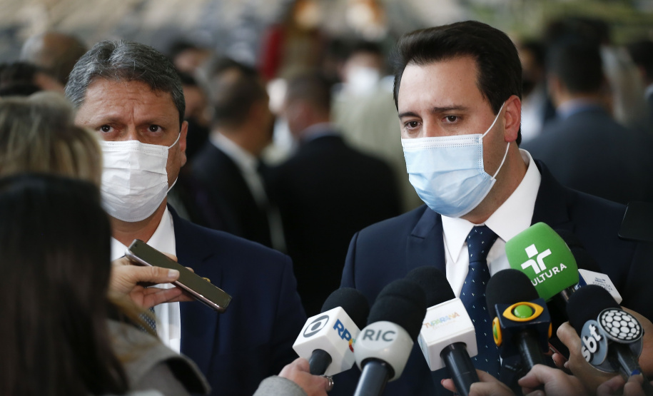 O governador Carlos Massa Ratinho Junior e o ministro da Infraestrutura, Tarcísio Gomes de Freitas, apresentam, os detalhes da nova concessão de 3,3 mil quilômetros de rodovias do Paraná. Foto: Jonathan Campos/AEN