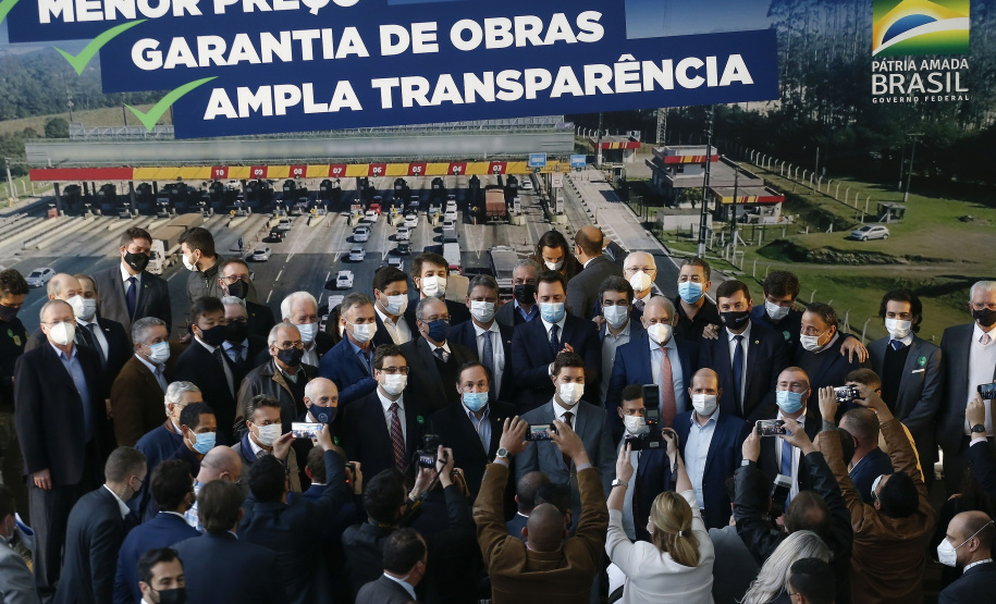 O governador Carlos Massa Ratinho Junior e o ministro da Infraestrutura, Tarcísio Gomes de Freitas, apresentam, os detalhes da nova concessão de 3,3 mil quilômetros de rodovias do Paraná. Foto: Jonathan Campos/AEN