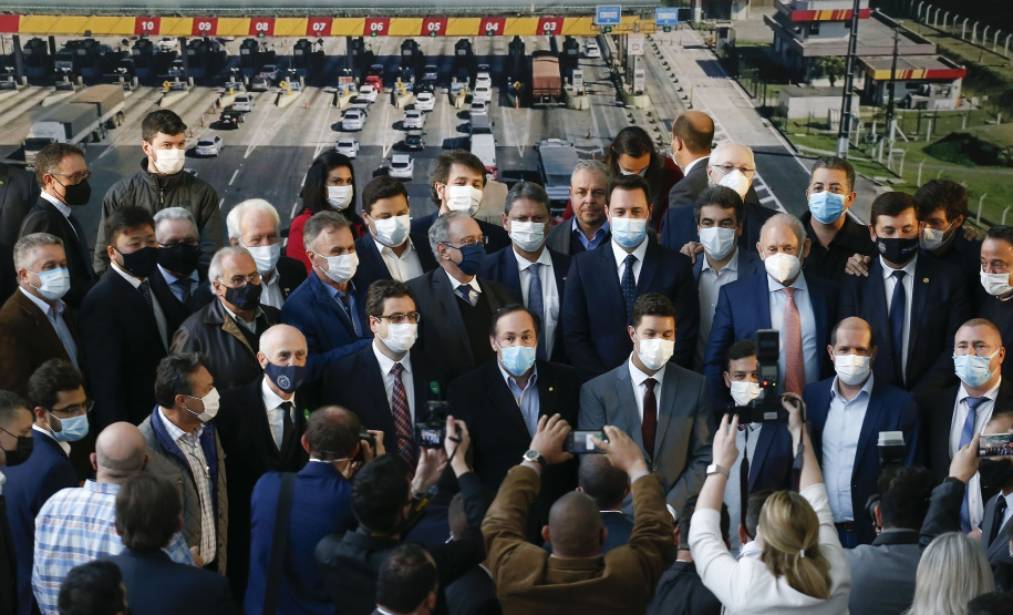 O governador Carlos Massa Ratinho Junior e o ministro da Infraestrutura, Tarcísio Gomes de Freitas, apresentam, os detalhes da nova concessão de 3,3 mil quilômetros de rodovias do Paraná. Foto: Jonathan Campos/AEN