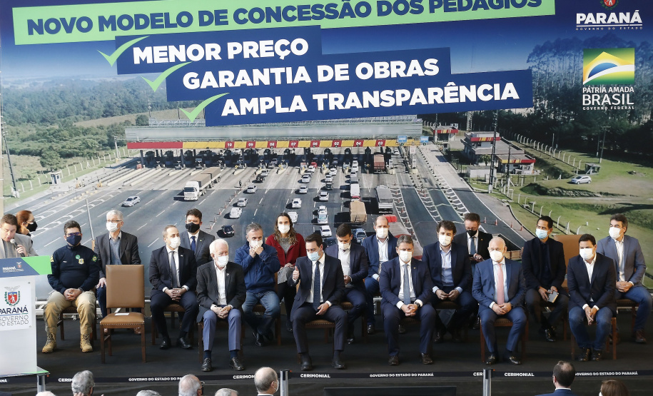 O governador Carlos Massa Ratinho Junior e o ministro da Infraestrutura, Tarcísio Gomes de Freitas, apresentam, os detalhes da nova concessão de 3,3 mil quilômetros de rodovias do Paraná. Foto: Jonathan Campos/AEN