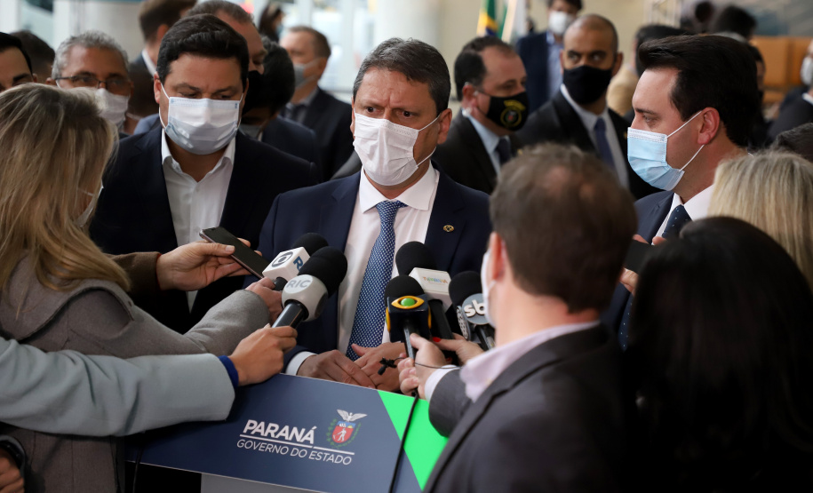 O governador Carlos Massa Ratinho Junior e o ministro da Infraestrutura, Tarcísio Gomes de Freitas, apresentam, os detalhes da nova concessão de 3,3 mil quilômetros de rodovias do Paraná. Foto: Ari Dias/AEN