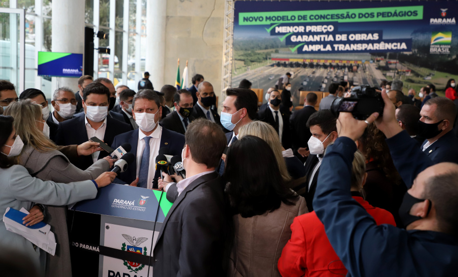 O governador Carlos Massa Ratinho Junior e o ministro da Infraestrutura, Tarcísio Gomes de Freitas, apresentam, os detalhes da nova concessão de 3,3 mil quilômetros de rodovias do Paraná. 
Foto: Ari Dias/AEN