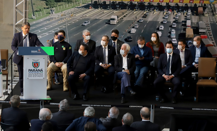 O governador Carlos Massa Ratinho Junior e o ministro da Infraestrutura, Tarcísio Gomes de Freitas, apresentam, os detalhes da nova concessão de 3,3 mil quilômetros de rodovias do Paraná. Foto:  Ari Dias/AEN