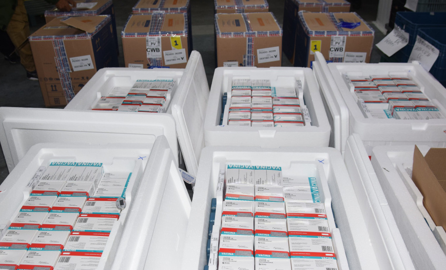 Novo lote com 114 mil vacinas contra a Covid-19 chega ao Paraná Foto: Américo Antonio/SESA