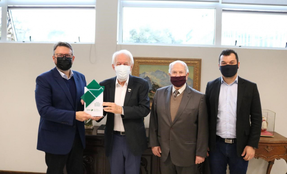 O governador Carlos Massa Ratinho Junior e o vice-governador Darci Piana foram homenageados nesta quarta-feira com troféus simbólicos como parte das comemorações dos 60 anos do Banco Regional de Desenvolvimento do Extremo Sul (BRDE), que ocorreu no dia 15 de junho. A solenidade foi no Palácio Iguaçu.  -  Curitiba, 12/08/2021  -  Foto: BRDE