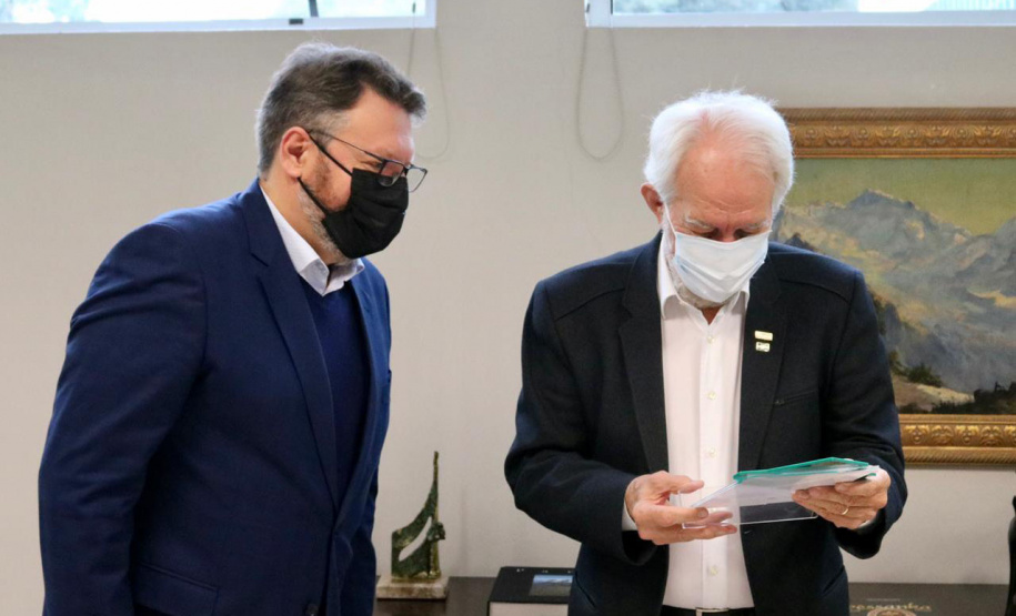 O governador Carlos Massa Ratinho Junior e o vice-governador Darci Piana foram homenageados nesta quarta-feira com troféus simbólicos como parte das comemorações dos 60 anos do Banco Regional de Desenvolvimento do Extremo Sul (BRDE), que ocorreu no dia 15 de junho. A solenidade foi no Palácio Iguaçu.  -  Curitiba, 12/08/2021  -  Foto: BRDE