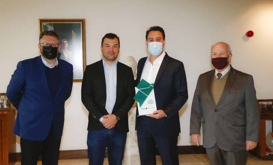 O governador Carlos Massa Ratinho Junior e o vice-governador Darci Piana foram homenageados nesta quarta-feira com troféus simbólicos como parte das comemorações dos 60 anos do Banco Regional de Desenvolvimento do Extremo Sul (BRDE), que ocorreu no dia 15 de junho. A solenidade foi no Palácio Iguaçu.  -  Curitiba, 12/08/2021  -  Foto: Jonathan Campos/AEN