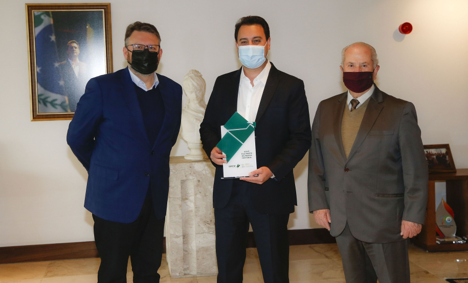 O governador Carlos Massa Ratinho Junior e o vice-governador Darci Piana foram homenageados nesta quarta-feira com troféus simbólicos como parte das comemorações dos 60 anos do Banco Regional de Desenvolvimento do Extremo Sul (BRDE), que ocorreu no dia 15 de junho. A solenidade foi no Palácio Iguaçu.  -  Curitiba, 12/08/2021  -  Foto: Jonathan Campos/AEN