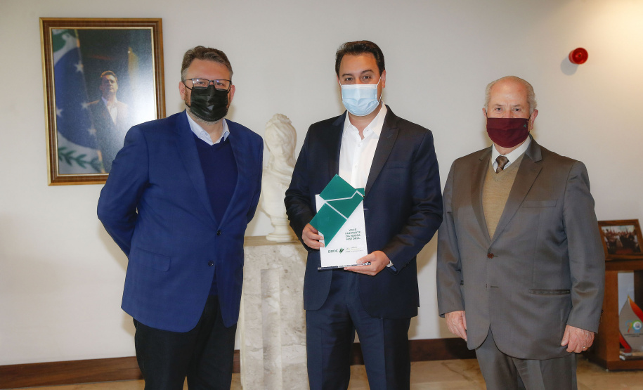 O governador Carlos Massa Ratinho Junior e o vice-governador Darci Piana foram homenageados nesta quarta-feira com troféus simbólicos como parte das comemorações dos 60 anos do Banco Regional de Desenvolvimento do Extremo Sul (BRDE), que ocorreu no dia 15 de junho. A solenidade foi no Palácio Iguaçu.  -  Curitiba, 12/08/2021  -  Foto: Jonathan Campos/AEN