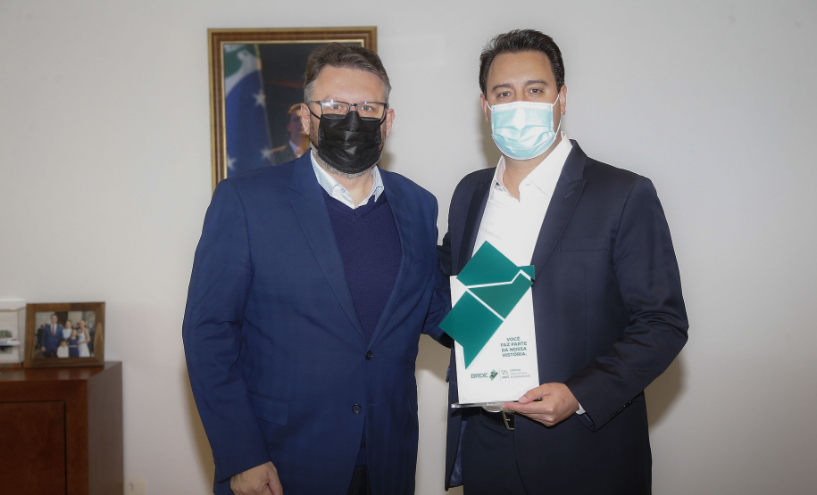 O governador Carlos Massa Ratinho Junior e o vice-governador Darci Piana foram homenageados nesta quarta-feira com troféus simbólicos como parte das comemorações dos 60 anos do Banco Regional de Desenvolvimento do Extremo Sul (BRDE), que ocorreu no dia 15 de junho. A solenidade foi no Palácio Iguaçu.  -  Curitiba, 12/08/2021  -  Foto: Jonathan Campos/AEN