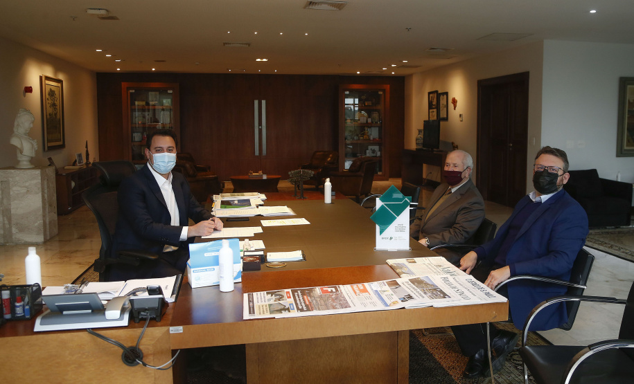 O governador Carlos Massa Ratinho Junior e o vice-governador Darci Piana foram homenageados nesta quarta-feira com troféus simbólicos como parte das comemorações dos 60 anos do Banco Regional de Desenvolvimento do Extremo Sul (BRDE), que ocorreu no dia 15 de junho. A solenidade foi no Palácio Iguaçu.  -  Curitiba, 12/08/2021  -  Foto: Jonathan Campos/AEN