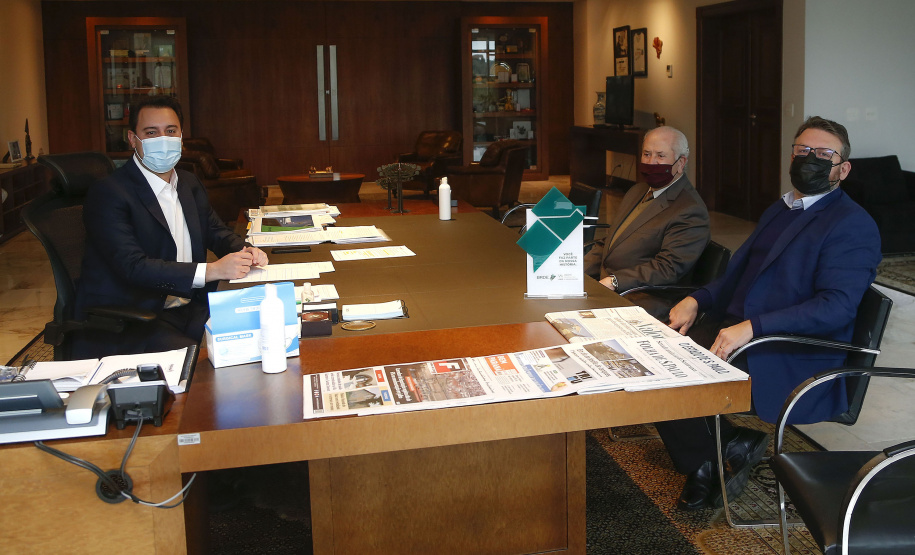 O governador Carlos Massa Ratinho Junior e o vice-governador Darci Piana foram homenageados nesta quarta-feira com troféus simbólicos como parte das comemorações dos 60 anos do Banco Regional de Desenvolvimento do Extremo Sul (BRDE), que ocorreu no dia 15 de junho. A solenidade foi no Palácio Iguaçu.  -  Curitiba, 12/08/2021  -  Foto: Jonathan Campos/AEN