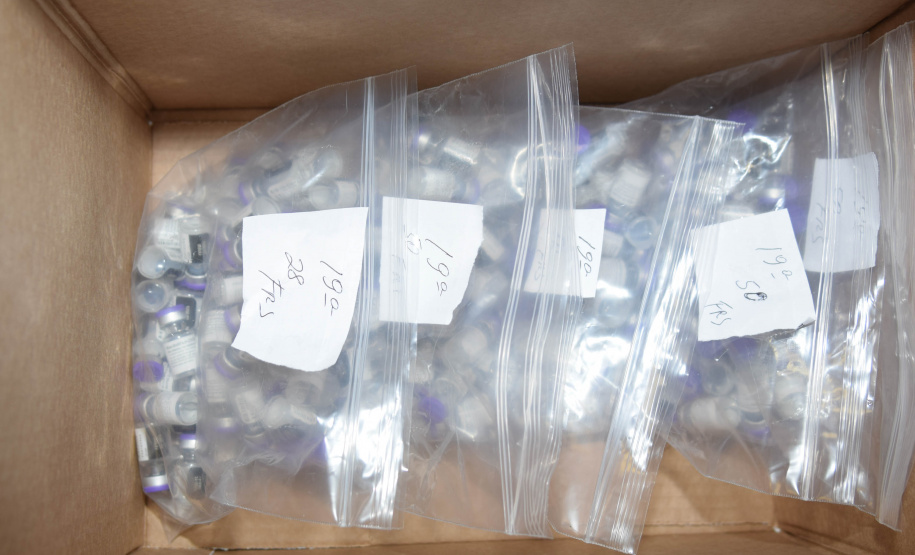 A Secretaria de Estado da Saúde (Sesa) iniciou na manhã desta quinta-feira (12) a distribuição de mais 50.310 vacinas contra a Covid-19 para primeira dose (D1) na população adulta. Os imunizantes da Pfizer/BioNTech chegaram ao Paraná nesta quarta-feira (11) à noite e fazem parte da 37ª pauta de distribuição do Ministério da Saúde. -  Curitiba, 12/08/2021  -  Foto: Américo Antonio/SESA