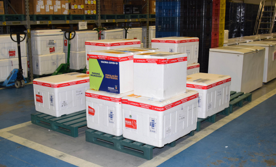 A Secretaria de Estado da Saúde (Sesa) iniciou na manhã desta quinta-feira (12) a distribuição de mais 50.310 vacinas contra a Covid-19 para primeira dose (D1) na população adulta. Os imunizantes da Pfizer/BioNTech chegaram ao Paraná nesta quarta-feira (11) à noite e fazem parte da 37ª pauta de distribuição do Ministério da Saúde. -  Curitiba, 12/08/2021  -  Foto: Américo Antonio/SESA