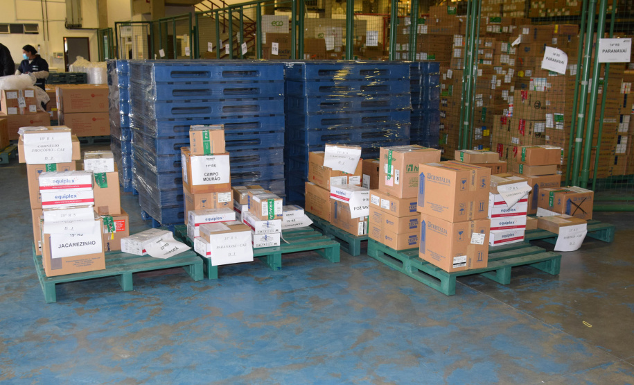 A Secretaria de Estado da Saúde (Sesa) iniciou na manhã desta quinta-feira (12) a distribuição de mais 50.310 vacinas contra a Covid-19 para primeira dose (D1) na população adulta. Os imunizantes da Pfizer/BioNTech chegaram ao Paraná nesta quarta-feira (11) à noite e fazem parte da 37ª pauta de distribuição do Ministério da Saúde. -  Curitiba, 12/08/2021  -  Foto: Américo Antonio/SESA