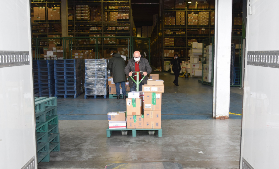 A Secretaria de Estado da Saúde (Sesa) iniciou na manhã desta quinta-feira (12) a distribuição de mais 50.310 vacinas contra a Covid-19 para primeira dose (D1) na população adulta. Os imunizantes da Pfizer/BioNTech chegaram ao Paraná nesta quarta-feira (11) à noite e fazem parte da 37ª pauta de distribuição do Ministério da Saúde. -  Curitiba, 12/08/2021  -  Foto: Américo Antonio/SESA