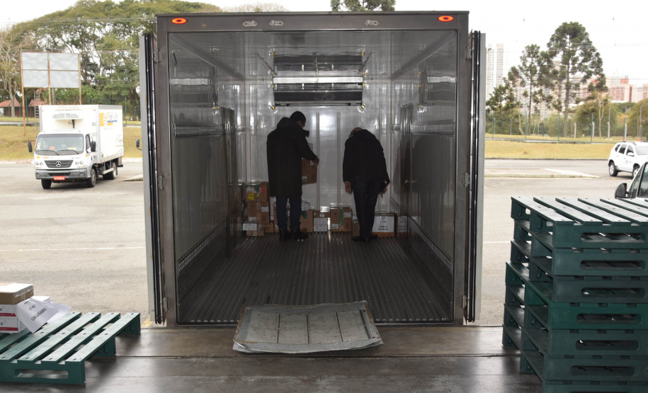 A Secretaria de Estado da Saúde (Sesa) iniciou na manhã desta quinta-feira (12) a distribuição de mais 50.310 vacinas contra a Covid-19 para primeira dose (D1) na população adulta. Os imunizantes da Pfizer/BioNTech chegaram ao Paraná nesta quarta-feira (11) à noite e fazem parte da 37ª pauta de distribuição do Ministério da Saúde. -  Curitiba, 12/08/2021  -  Foto: Américo Antonio/SESA