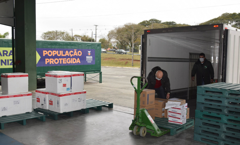 A Secretaria de Estado da Saúde (Sesa) iniciou na manhã desta quinta-feira (12) a distribuição de mais 50.310 vacinas contra a Covid-19 para primeira dose (D1) na população adulta. Os imunizantes da Pfizer/BioNTech chegaram ao Paraná nesta quarta-feira (11) à noite e fazem parte da 37ª pauta de distribuição do Ministério da Saúde. -  Curitiba, 12/08/2021  -  Foto: Américo Antonio/SESA