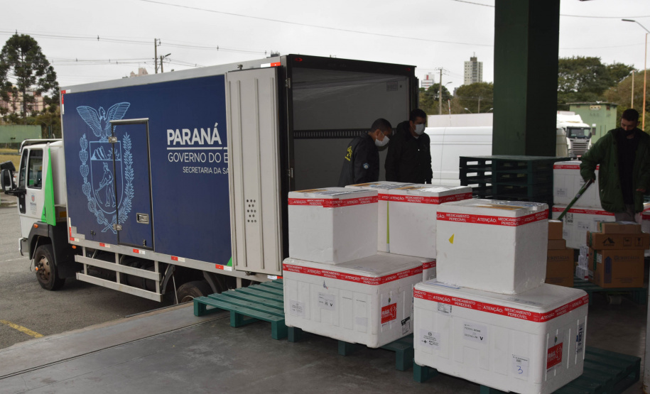 A Secretaria de Estado da Saúde (Sesa) iniciou na manhã desta quinta-feira (12) a distribuição de mais 50.310 vacinas contra a Covid-19 para primeira dose (D1) na população adulta. Os imunizantes da Pfizer/BioNTech chegaram ao Paraná nesta quarta-feira (11) à noite e fazem parte da 37ª pauta de distribuição do Ministério da Saúde. -  Curitiba, 12/08/2021  -  Foto: Américo Antonio/SESA